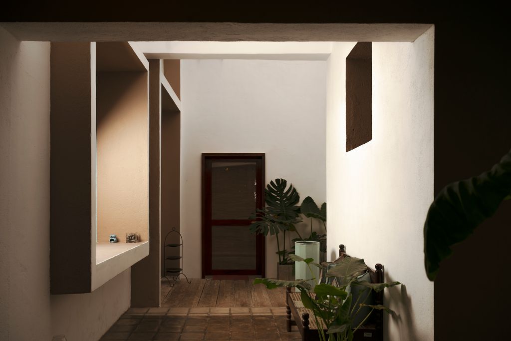 corridor next to the pantry